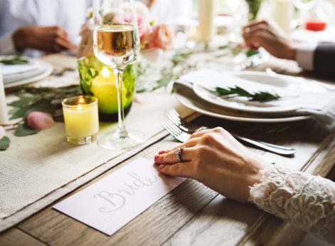 stol-prestieranie-ruky-mladomanzelia-svadba-menu